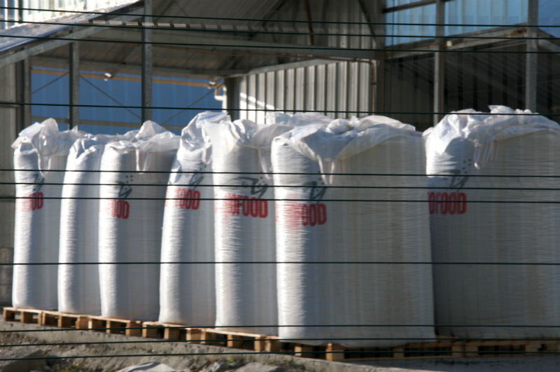 Alimento para salmón cultivado. Crédito: Sam Beebe/Flickr/Creative Commons.