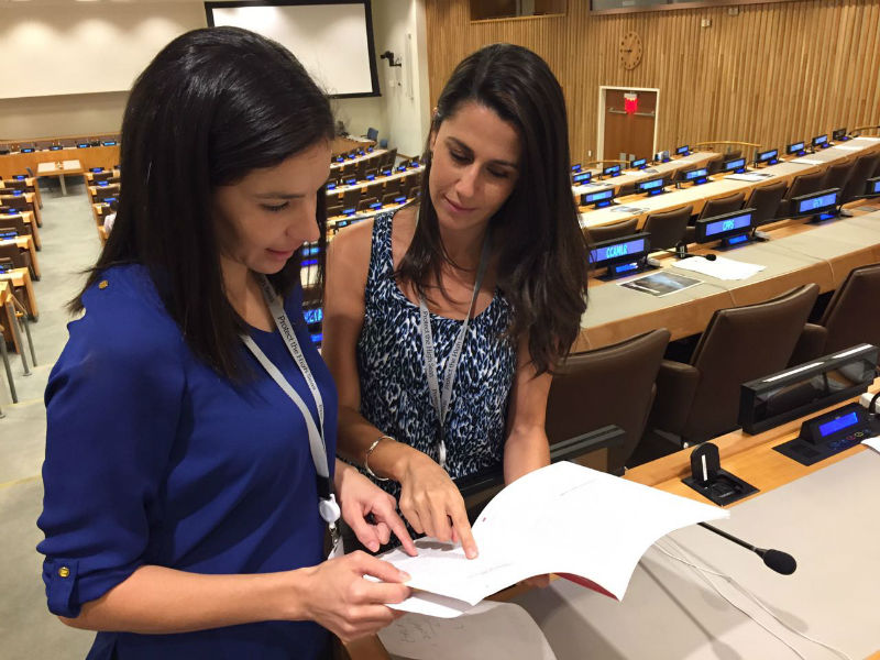 Gladys Martínez, abogada de AIDA, y Mariamalia Rodríguez, del grupo de trabajo de América Latina de High Seas Alliance, en la sesión del Comité Preparatorio del tratado.