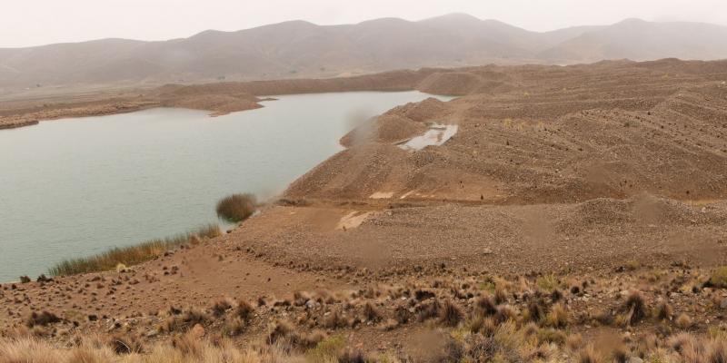 Toneladas de desechos mineros, que se extienden por kilómetros, han enterrado y deformado la cuenca del río Pazña. Foto: Andrés Ángel / AIDA.