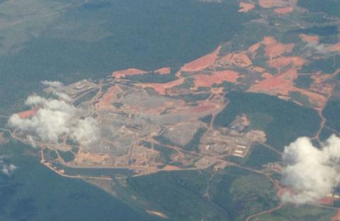 Vista aérea de la construcción de la represa en la Amazonía brasileña. Crédito: AIDA