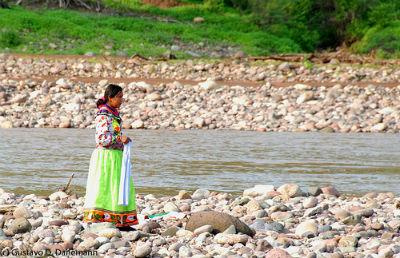 Foto: Mujer indígena Cora en la ribera del San Pedro Mezquital. Crédito: Gustavo Danemann Foto: Mujer indígena Cora en la ribera del San Pedro Mezquital. Crédito: Gustavo Danemann