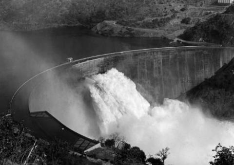 Foto: Vista aérea de la represa Kariba, ubicada entre Zambia y Rhodesia, ahora Zimbabwe (cerca de 1965). Crédito: Paul Popper/Popperfoto — Getty Images. Fuente: The New York Times. Foto: Vista aérea de la represa Kariba, ubicada entre Zambia y Rhodesia, ahora Zimbabwe (cerca de 1965). Crédito: Paul Popper/Popperfoto — Getty Images. Fuente: The New York Times.