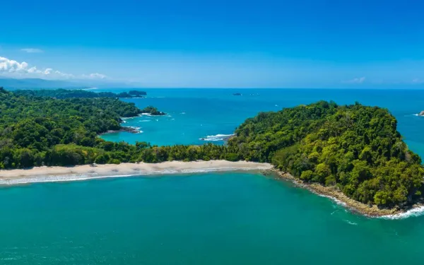 Vista aérea del Parque Nacional Manuel Antonio en Costa Rica