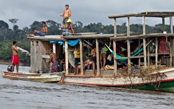 Bote con población ribereña navega en el río Xingún, en la Amazonía brasileña