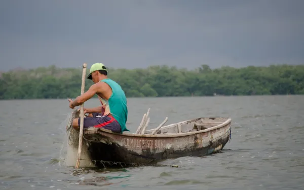 Pescador en la Ciénaga Grande de Santa Marta, Colombia