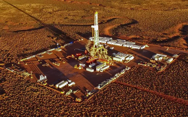 Vista aérea de una operación de fracturación hidráulica o fracking.