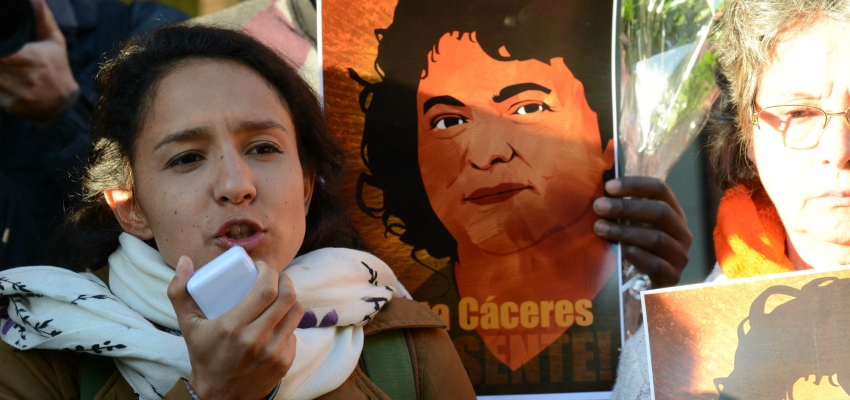 Berta Zuñiga Caceres habla afuera de la CIDH en la ONU