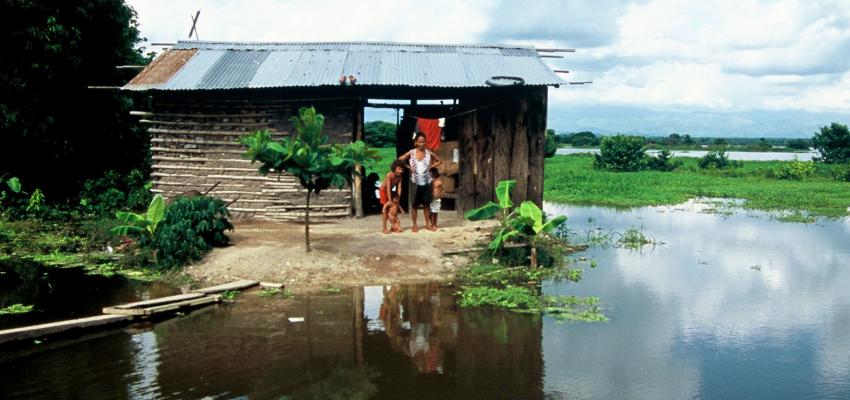 una casa rodeada por la inundación