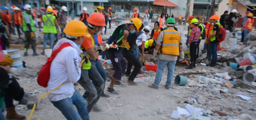 Cadena humana en sitio afectado por sismo en México