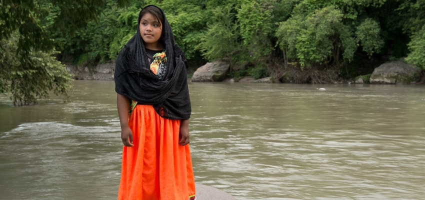 Mujer indígena Cora en el río San Pedro Mezquital