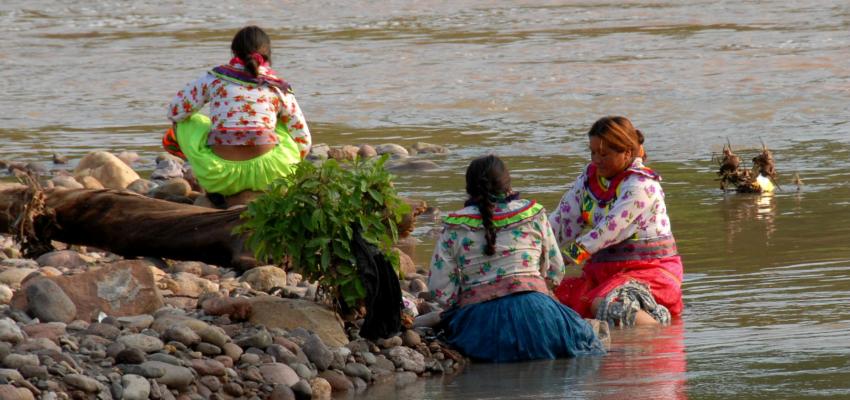 Mujeres indígenas Cora en el río San Pedro Mezquital