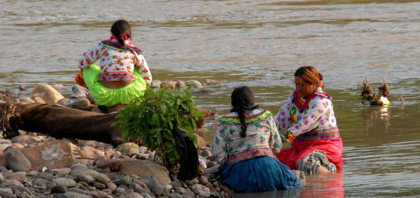 Mujeres Cora en el río San Pedro Mezquital