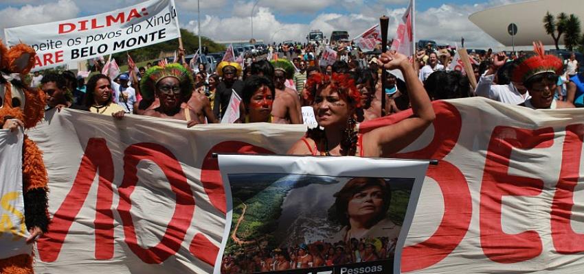 Protestando construcción de la represa de Belo Monte, Brasil. | Crédito: Christian Poirier, Amazon Watch