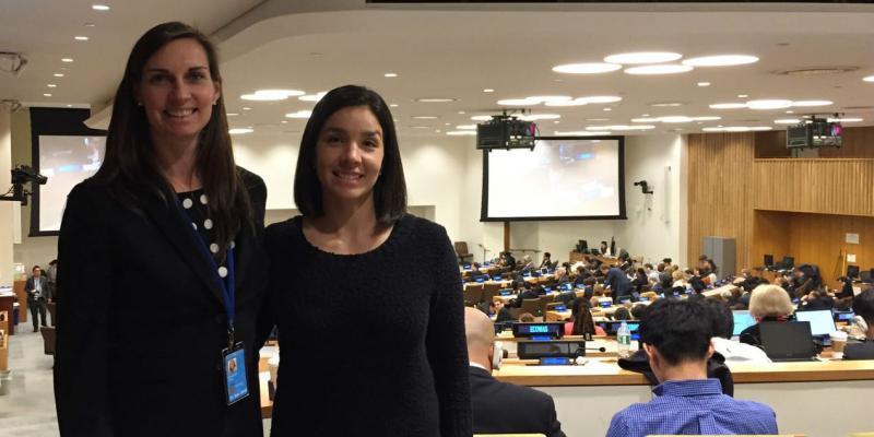 Brittany Bello, de NRDC, y Gladys Martínez, abogada de AIDA, parte del grupo de trabajo de América Latina de High Seas Alliance en la sesión del Comité Preparatorio.