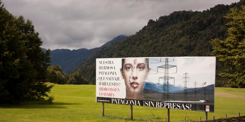 La campaña Patagonia sin Represas, publicitada en la entrada del Parque Pumalín, Chile. Crédito: Natalia Altamirano Lucas/Creative Commons.