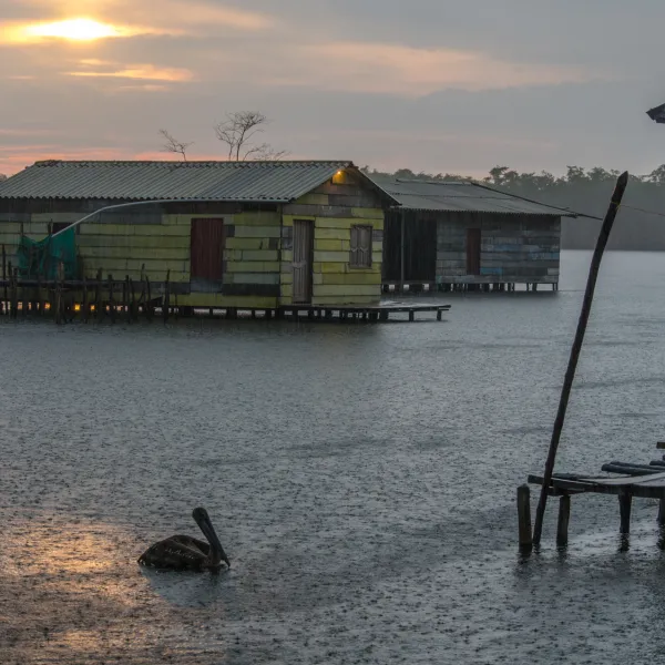 lluvia en un pueblo palafítico en la Ciénaga Grande